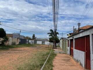 Moradores enfrentam perigo di&aacute;rio com fia&ccedil;&atilde;o solta em rua 