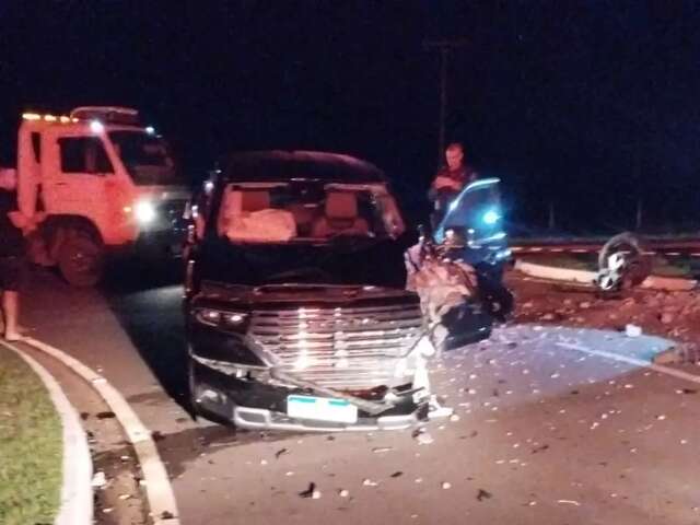 Ram destr&oacute;i poste ap&oacute;s motorista perder controle em rotat&oacute;ria