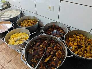Marlene faz comida no fog&atilde;o &agrave; lenha que at&eacute; sertanejo famoso quis repetir