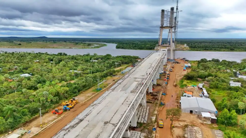 Constru&ccedil;&atilde;o de ponte sobre o Rio Paraguai atinge 79% no lado paraguaio