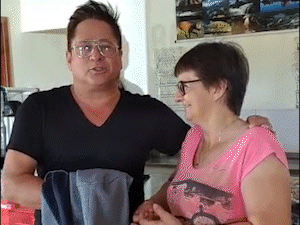 Marlene faz comida no fog&atilde;o &agrave; lenha que at&eacute; sertanejo famoso quis repetir