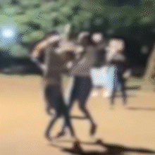 V&iacute;deo mostra momento em que aluna &eacute; esfaqueada por colega na sa&iacute;da de escola