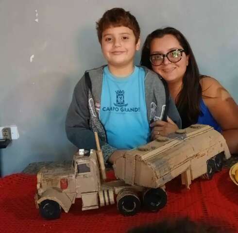 Com 24 caixas de papel&atilde;o, m&atilde;e realiza sonho do filho autista 