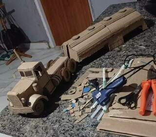 Com 24 caixas de papel&atilde;o, m&atilde;e realiza sonho do filho autista 