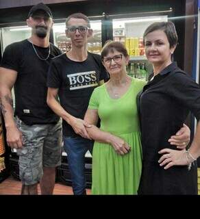 Marlene faz comida no fog&atilde;o &agrave; lenha que at&eacute; sertanejo famoso quis repetir