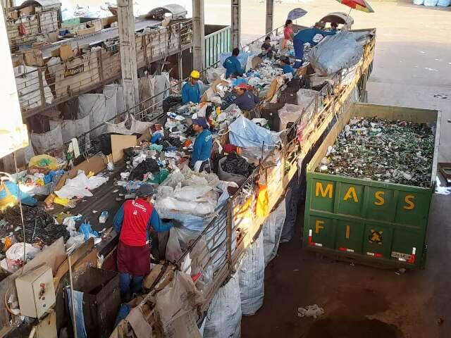 Catadores buscam valoriza&ccedil;&atilde;o e popula&ccedil;&atilde;o ainda envia rejeitos para reciclagem