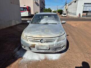 Carro pega fogo e fica destru&iacute;do na Rua da Divis&atilde;o