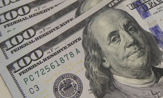 D&oacute;lar cai a R$ 5,48 com mercado atento ao IOF e &agrave; infla&ccedil;&atilde;o americana