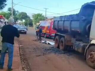 Ciclista morre ap&oacute;s colidir com caminh&atilde;o em avenida