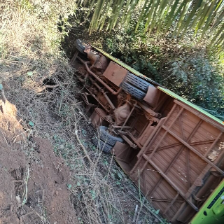 Motorista perde controle e &ocirc;nibus com passageiros tomba em &aacute;rea rural