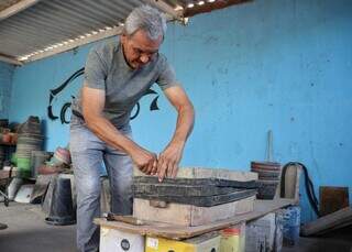 Caetano largou balc&atilde;o para fazer 300 vasos de cimento por m&ecirc;s sozinho