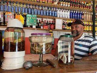 Cabra V&eacute;io faz cacha&ccedil;a de tudo em bar raiz, mas fiado nem se chorar