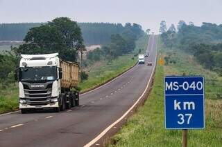 Rodovia MS-040 &eacute; liberada ap&oacute;s acidente com carreta-tanque em Campo Grande