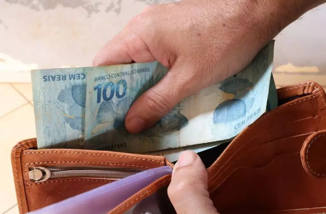 Servidores do Estado recebem sal&aacute;rio no segundo dia &uacute;til de julho 