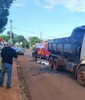Ciclista morre ap&oacute;s colidir com caminh&atilde;o em avenida