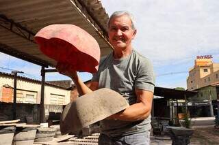 Caetano largou balc&atilde;o para fazer 300 vasos de cimento por m&ecirc;s sozinho