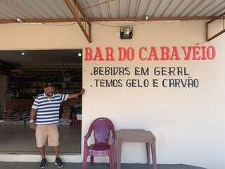 Cabra V&eacute;io faz cacha&ccedil;a de tudo em bar raiz, mas fiado nem se chorar