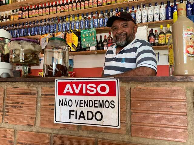 Cabra V&eacute;io faz cacha&ccedil;a de tudo em bar raiz, mas fiado nem se chorar