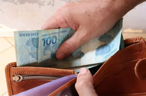 Servidores do Estado recebem sal&aacute;rio no segundo dia &uacute;til de julho 