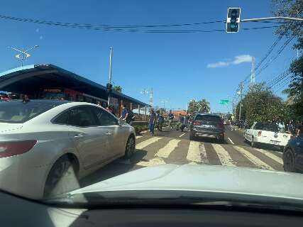 Alunos desafiam o sinal verde na Joaquim Murtinho e ignoram riscos entre carros
