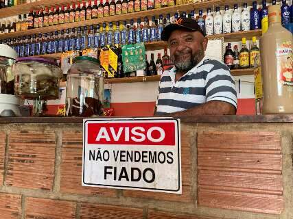 Cabra V&eacute;io faz cacha&ccedil;a de tudo em bar raiz, mas fiado nem se chorar