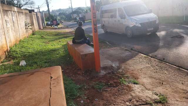 Sem explica&ccedil;&atilde;o, abrigo de passageiros &eacute; trocado por poste de madeira