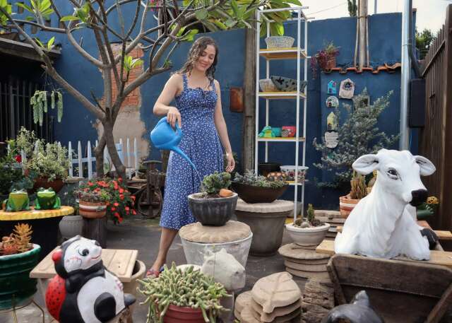 Neta transforma o quintal da av&oacute; fazendo pe&ccedil;as e bichos com cimento