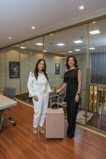 M&atilde;e transforma rotina e investe em semijoias ao lado da filha