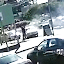 Carro pega fogo e fica destru&iacute;do na Rua da Divis&atilde;o