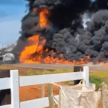 V&iacute;deo mostra carreta tanque pegando fogo ap&oacute;s acidente em rodovia