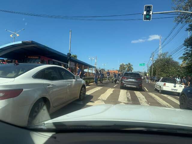 Alunos desafiam o sinal verde na Joaquim Murtinho e ignoram riscos entre carros