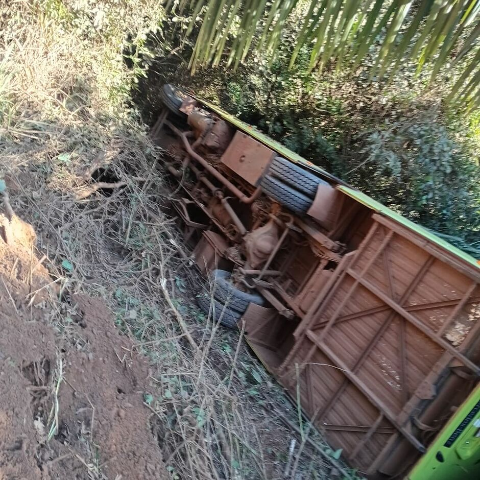 Motorista perde controle e &ocirc;nibus com passageiros tomba em &aacute;rea rural