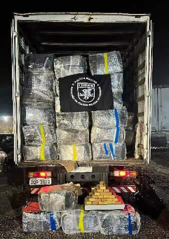 Tr&ecirc;s s&atilde;o presos carregando caminh&atilde;o com 3,5 toneladas de maconha