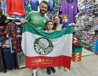 Torcedores v&atilde;o &agrave;s compras e se preparam para Palmeiras x Botafogo