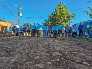 Em protesto, moradores cobram asfalto que virou promessa no Santa Em&iacute;lia