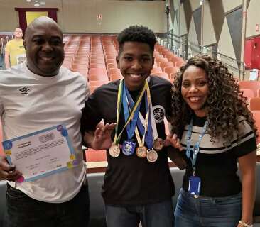 Aos 17 anos, Pedro j&aacute; conquistou sete medalhas em olimp&iacute;adas cient&iacute;ficas