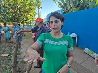 Em protesto, moradores cobram asfalto que virou promessa no Santa Em&iacute;lia