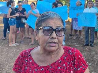 Em protesto, moradores cobram asfalto que virou promessa no Santa Em&iacute;lia