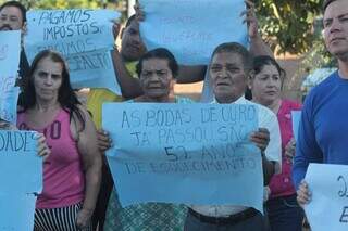 Em protesto, moradores cobram asfalto que virou promessa no Santa Em&iacute;lia