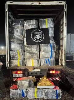 Tr&ecirc;s s&atilde;o presos carregando caminh&atilde;o com 3,5 toneladas de maconha