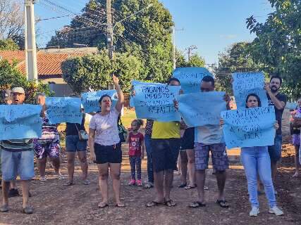Em protesto, moradores cobram asfalto que virou promessa no Santa Em&iacute;lia