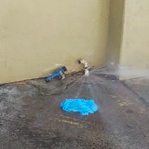 V&iacute;deo mostra vazamento de &aacute;gua em cal&ccedil;ada e suspeita &eacute; furto de hidr&ocirc;metro