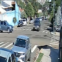 Motorista sem CNH &eacute; levado para delegacia ap&oacute;s acidente em cruzamento