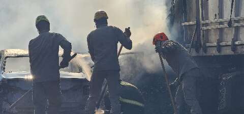 Acidente entre dois carros e caminh&atilde;o deixa mortos na BR-262
