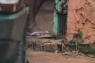 Cansado de ver casa da m&atilde;e ser invadida, homem deixa aviso em muro
