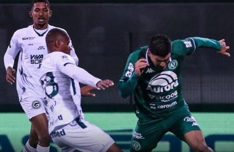 Segunda divis&atilde;o tem novo l&iacute;der, vit&oacute;ria fora e trope&ccedil;o em casa
