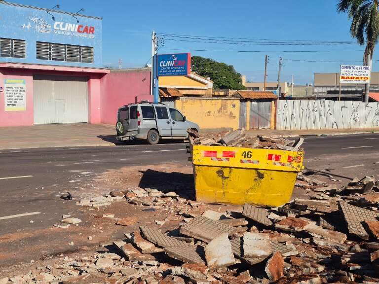 Caçamba torta e Doblô danificado do outro lado da pista (Foto: Marcos Maluf)