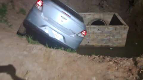 Motorista cai em buraco ao desviar de &ocirc;nibus em rua sem sinaliza&ccedil;&atilde;o