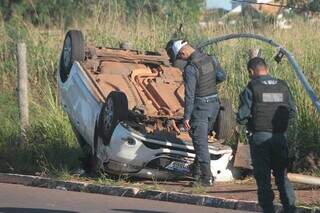Motorista perde controle da dire&ccedil;&atilde;o e capota carro ap&oacute;s derrubar poste