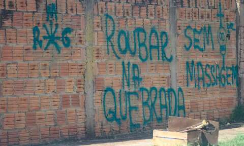 Cansado de ver casa da m&atilde;e ser invadida, homem deixa aviso em muro